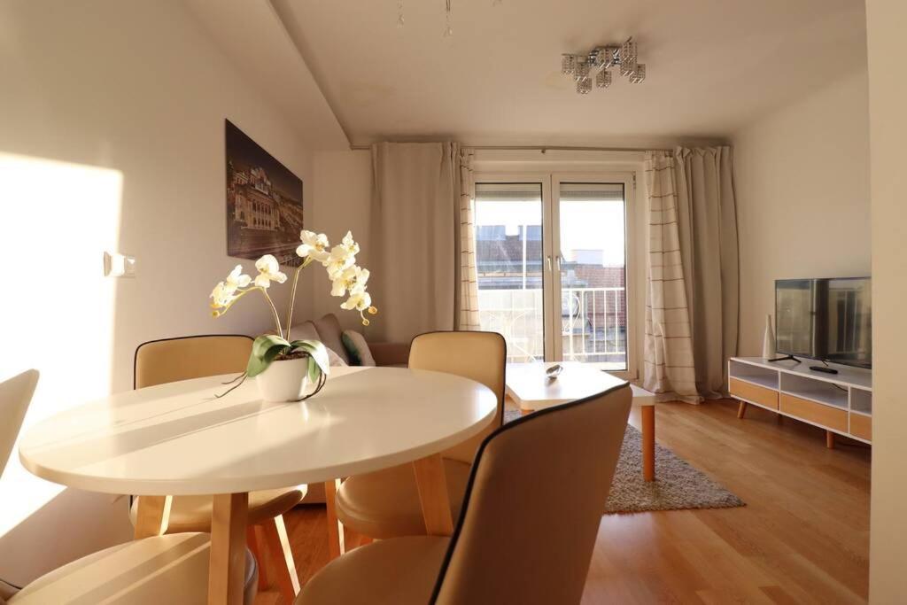 Brilliant View: Balcony Home, Modern, Stylish And Newly Renovated เวียนนา ภายนอก รูปภาพ